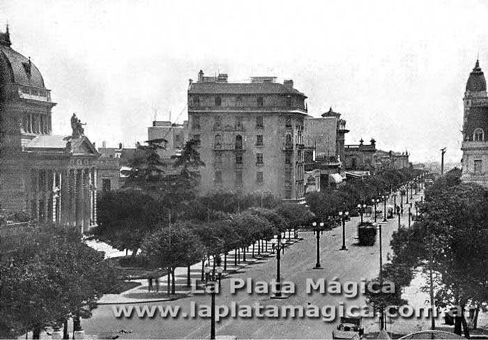 Calle 7 con el Palacio Legislativo a la izquierda. ciudad de La Plata Argentina.