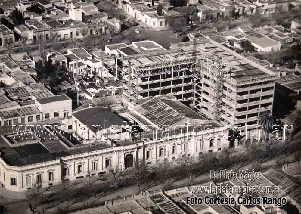 Ministerio de Saludos en la calle 51 entre 17 y 18, se observa a la derecha el sector nuevo en construcción, año 1961. www.laplatamagia.com.ar