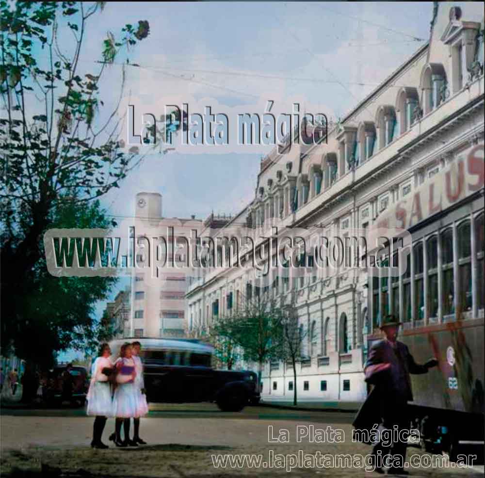 Una imagen platense de tarde, las escolares retornando a sus hogares