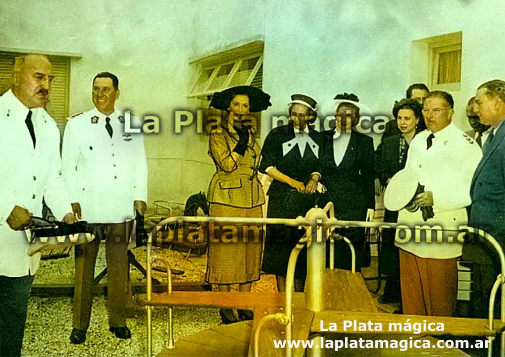 El día de la inauguración departiendo de izquierda a derecha, el ministro de salud Dr. Bocalandro, el General Perón, la primera dama Eva Perón y el gobernador de la provincia Coronel Mercante.