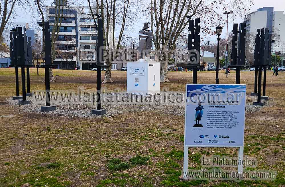 El monumento “El Centinela” obra de Eduardo Migo, un soldado de acero que mira hacia las islas y queda en la plaza como recuerdo permanente.